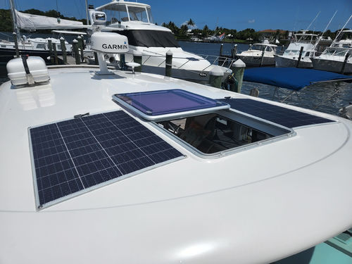 Applicazione di moduli solari sul ponte marino